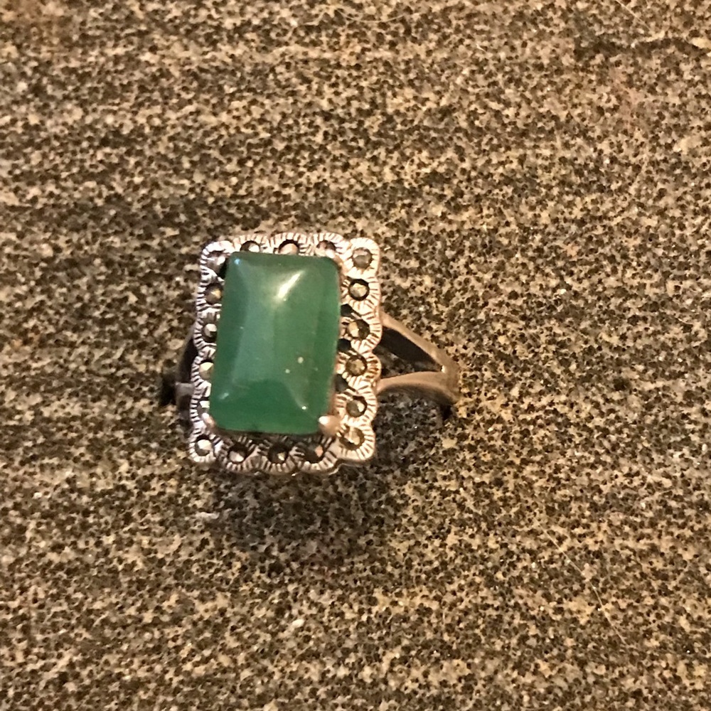 Beautiful Jade & Diamond Ring - Picture 2 of 6